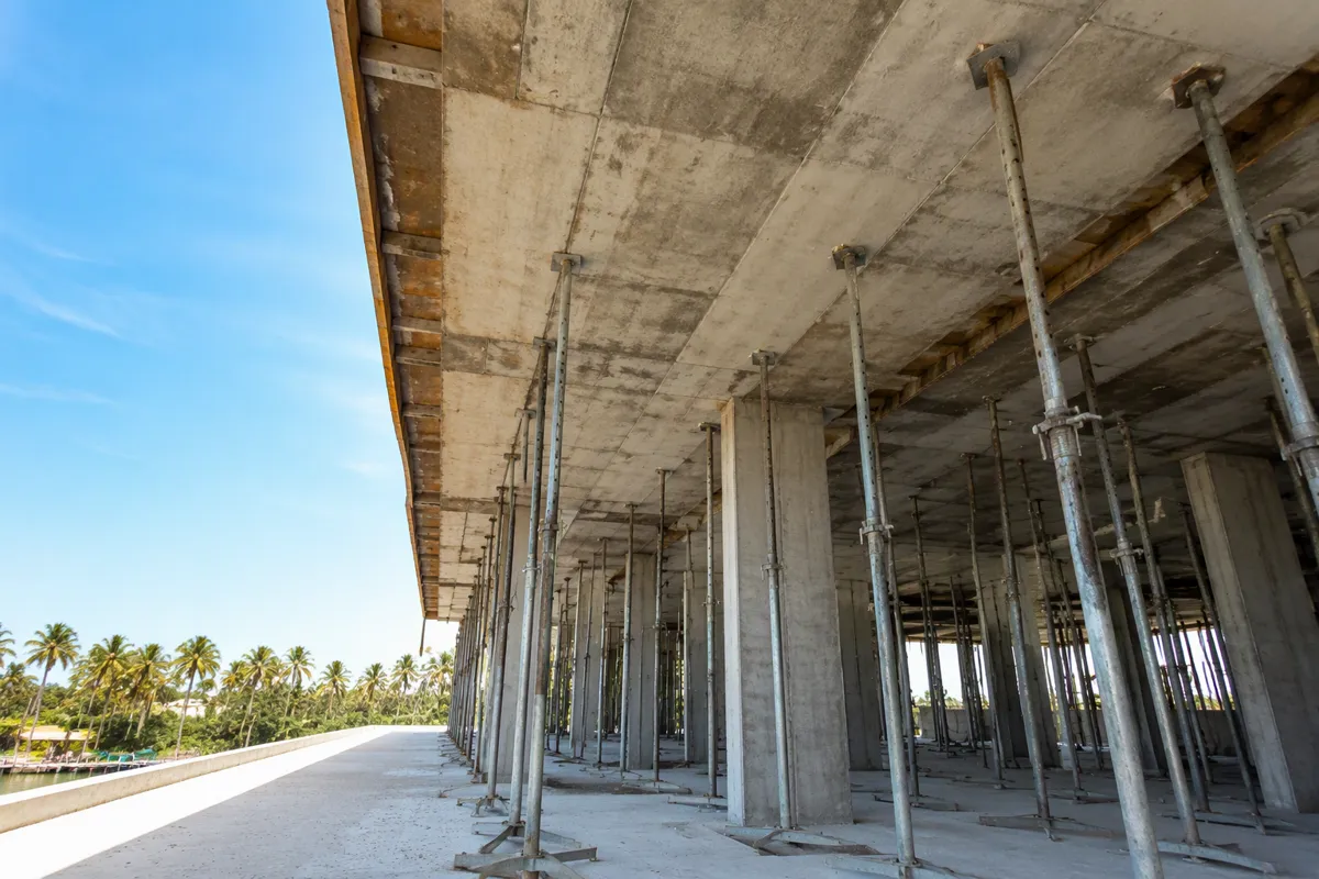 Shoring Design Services in Florida support an elevated concrete slab under construction.